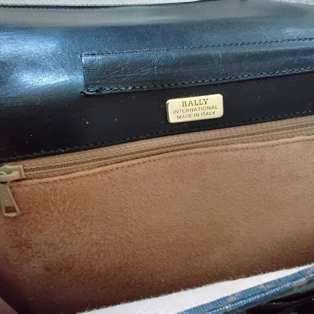 BALLY Rare Vintage Leather Clutch With Self Storing Wristlet - Picture 3 of 10